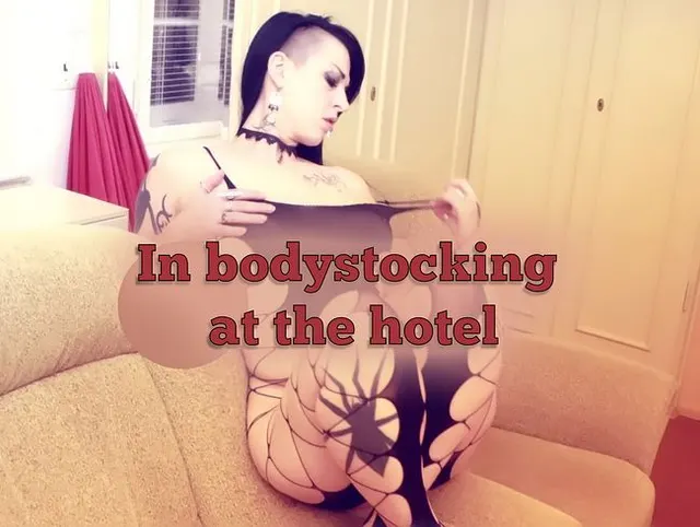 Im Bodystocking im Hotel