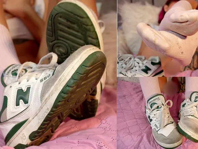 Tennisschuhe und Socken, die ich kürzlich beim Sport getragen habe *schmutziges Hobby*