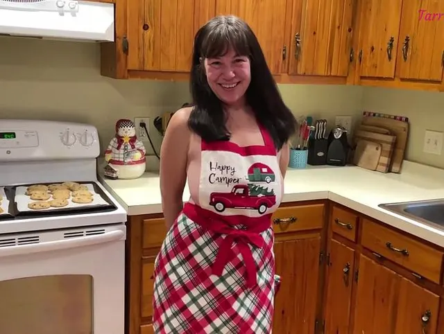 Sexy, nackte Milf backt Weihnachtskekse