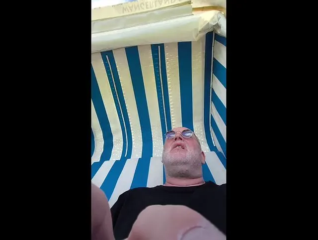 Barfüssiges Warten auf die Flut am Strand