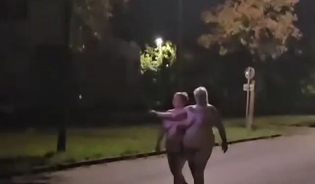 Nackt spazieren gehen und erwischt worden...
