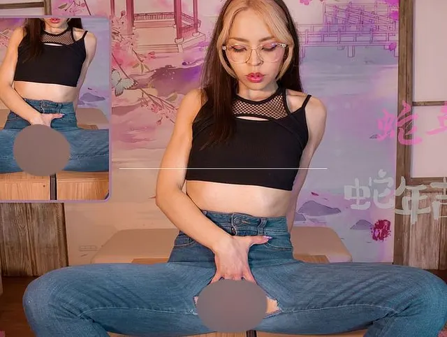 Ich strecke mich aus, öffne und zerreiße meine Jeans und ficke meine behaarte Muschi *Jeans-Fetisch*