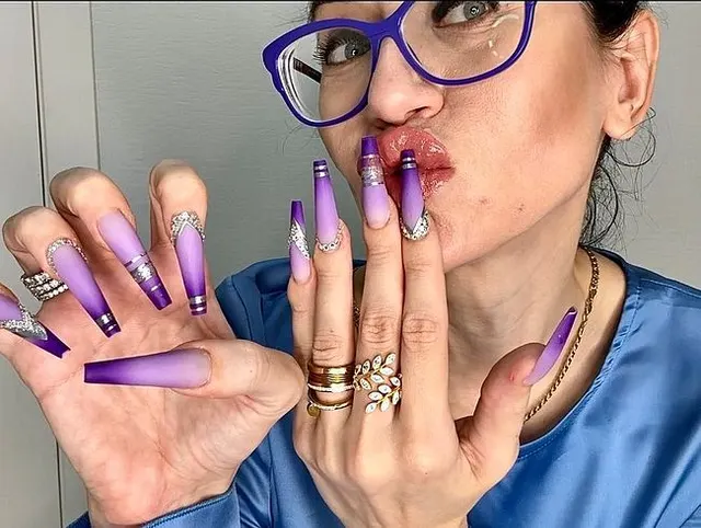 Neue lange Nagelform – eine Ballerina-Form (Coffin) und ein Seidensatinkleid trage ich