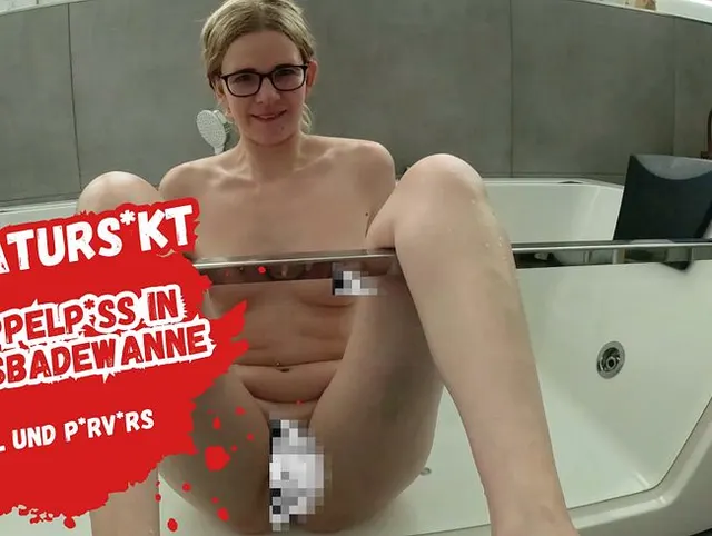 Heißer Doppelpiss in der Wanne! Kameramann lässt es auch laufen!!!