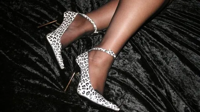 high heels und strumpfhose aausgezogen