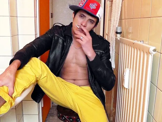 Geiler Boy SMOKING, ANPISSEN, SPERMA auf Hose