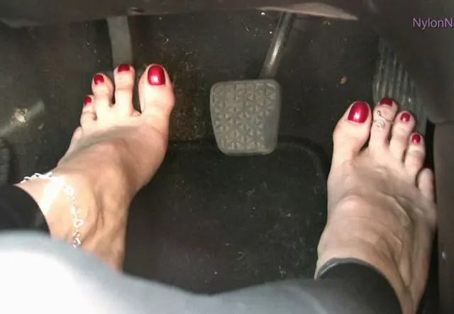 Barefeet pedalpumping