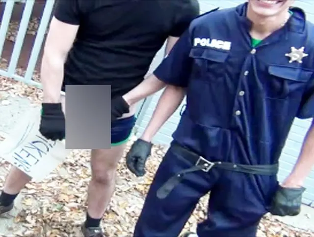 Pisserei vor dem Freibad