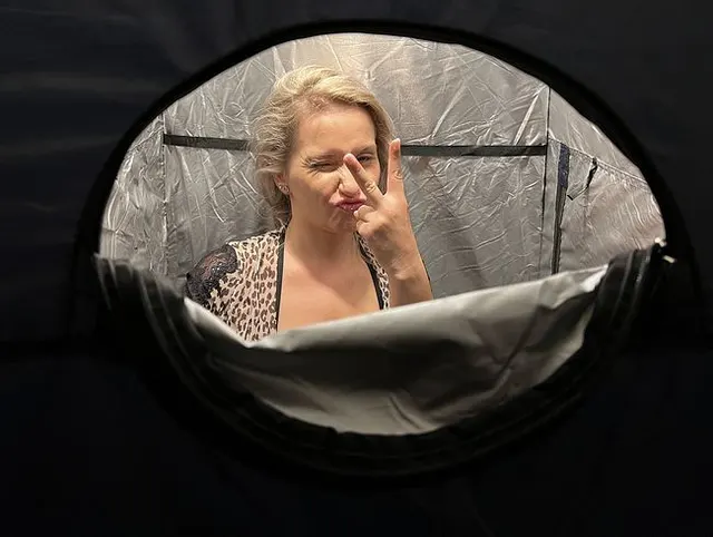 Gloryhole esklaiert und wird zu einem geilen Gangbang