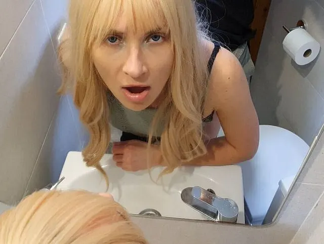 Aushilfs-Kellner (18+) verpasst mir CREAMPIE beim Restaurant-Besuch!
