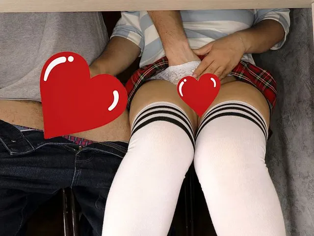 177. Mein Klassenkamerad masturbiert unter dem Tisch. Mein Schwanz ist hart und kommt. Sperma. Sperma. Sperma.