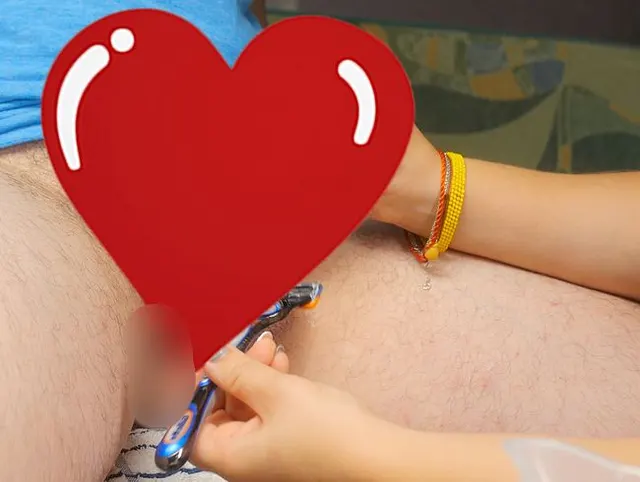 351. Stieftochter rasiert ihren Stiefvater. Handjob und Sperma.