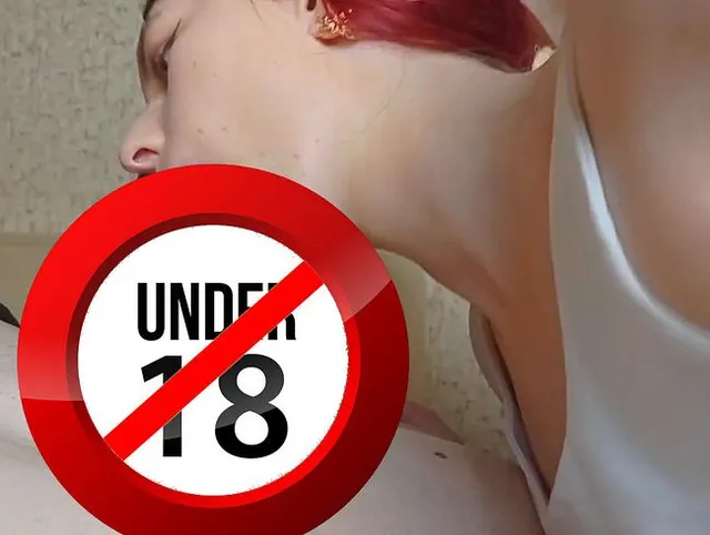 Mädchen saugt einen Schwanz eines Mannes, bis er in ihren Mund abspritzt