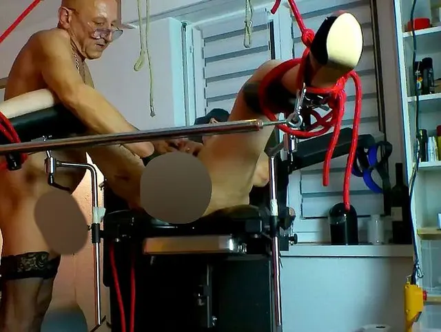 Das geile Luder fickt sich selbst mit einer Banane auf dem Gynostuhl! ??