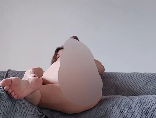 Nackte Milf fickt ihre Muschi mit einem großen 25 cm Dildo mit einem Analplug in ihrem Schlampenarsch