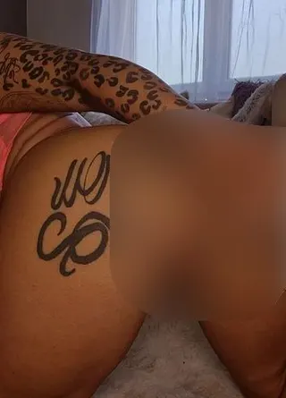Schön mit dem Dildo in meiner Muschi. Gefällt dir mein tätowierer Arsch ?