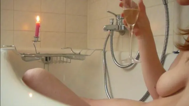 In der Badewanne sich selber in den Mund gepisst!