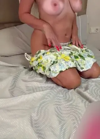 Dieses Zitronenkleid rutscht im Bett immer ein bisschen zu hoch... genau wie geplant