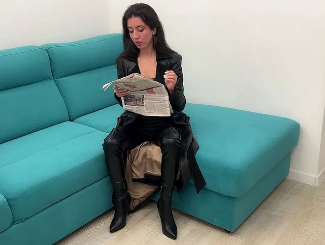Ignorieren Sie Fetisch-Gesichtsbehandlung beim Lesen von Nachrichten in Ledermantel