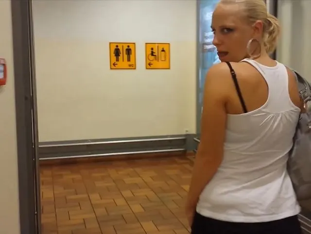 Der Jeans-Arsch Spritzer vom Shopping Center