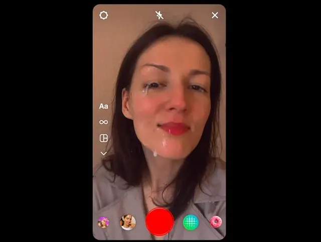 Taking selfie: double cumshot