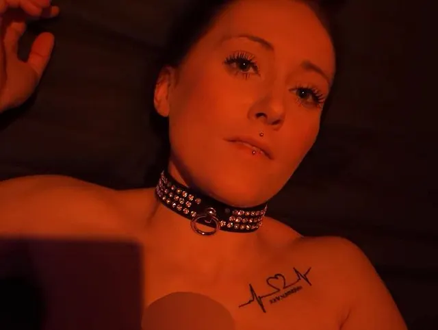 Blowjob im Club, Sein Schwanz gebalsen bis zum letzten Tropfen geschluckt.