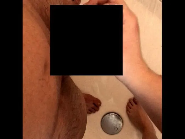 Sie wichst ihn in der Dusche