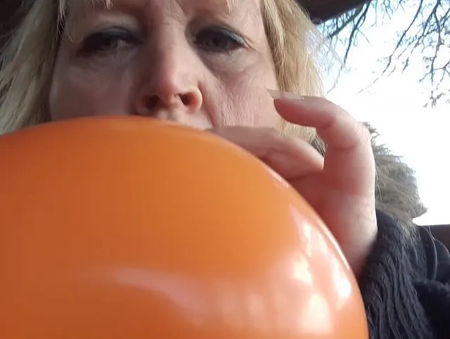 Ballon Fetisch - Blowing in the Wind