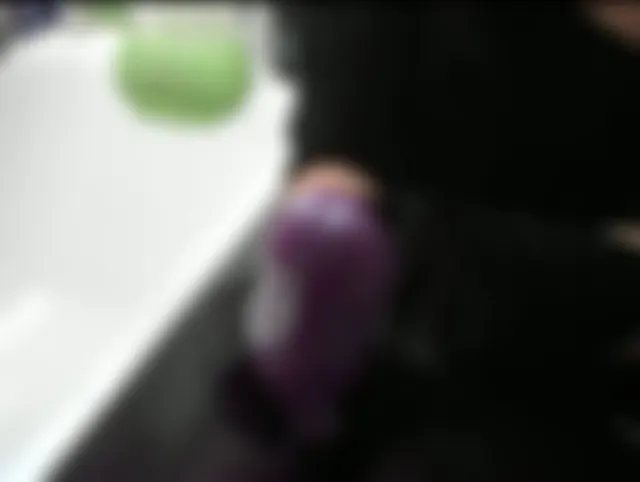 Trage meine geilen Handschuhe und reibe meinen Dildo