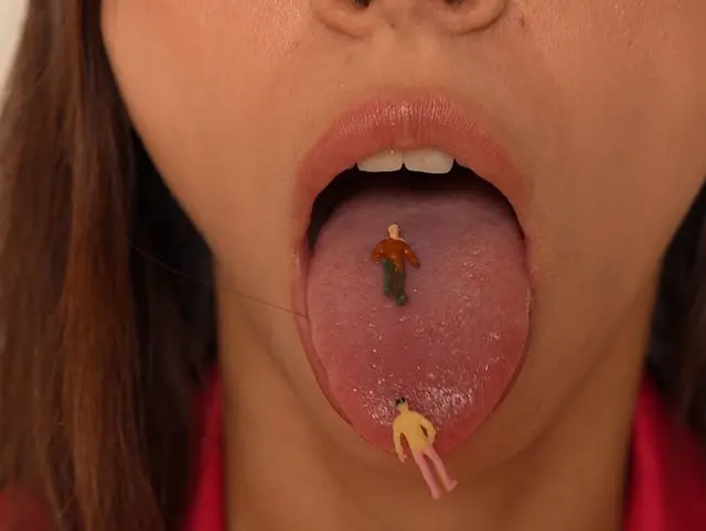 Die Riese isst einen kleinen Mann und zeigt Uvula
