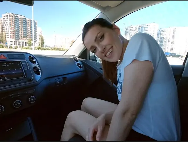Sie liebt es, Schwänze im Auto zu saugen und Sperma zu schlucken