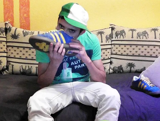 Sneakers sniffen SKATER CUMSHOT