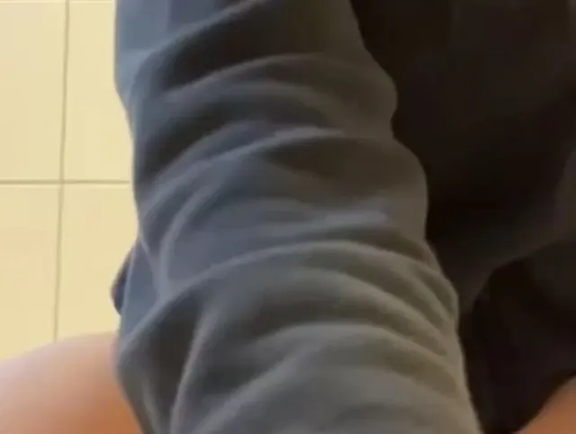 Heimlich auf der Arbeit mit einer Deo flasche?