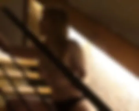 im tanga die treppe geputzt