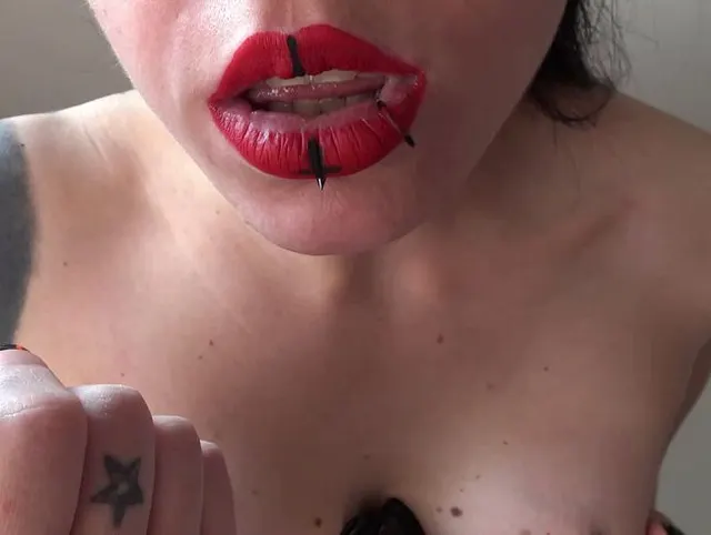 Verehre meine satanischen Titten
