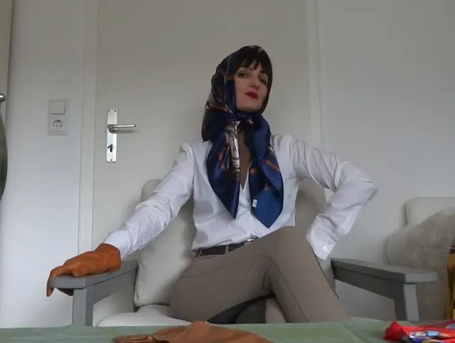 Satin Tücher Anprobe zu weisser Bluse und Reithose - Hals und Kopftücher