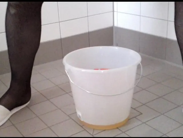 Krasses Pissen in Eimer