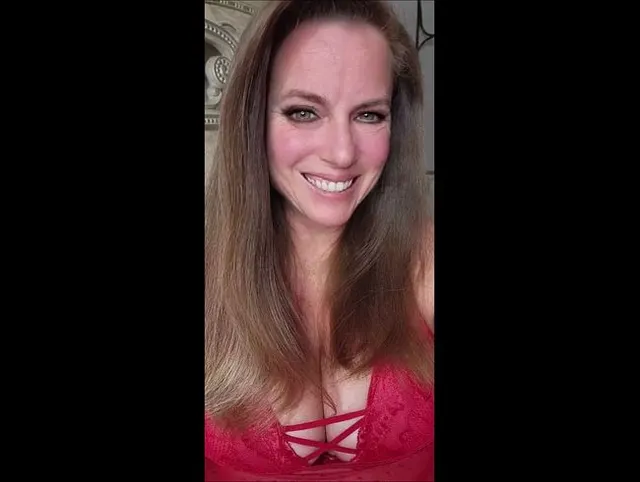 MILF Nikki in sexy roten Dessous masturbiert und gibt dir JOI