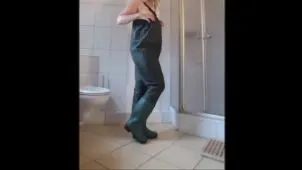 Geile Gummi- Stiefel- Hose und was ist drunter ?