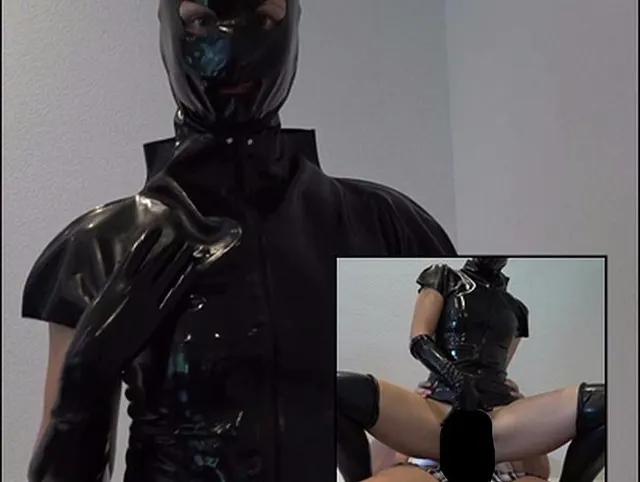 Latexdiva entjungfert schüchternen Bengel!