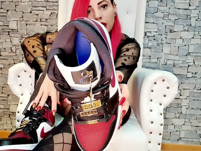 Sneakers und Lack-Hotpants !