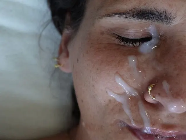 Gesichtsbesamung in der Mittagspause mit Desi MILF Mina Javed