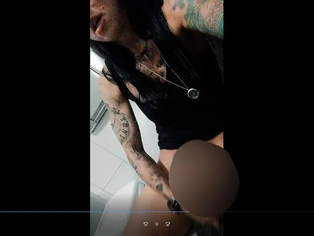 Selbstbefriedigung auf der Flughafentoilette Teil 1