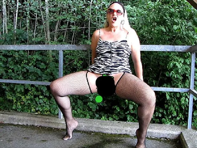 Outdoor pissen und Fresse vollwichsen