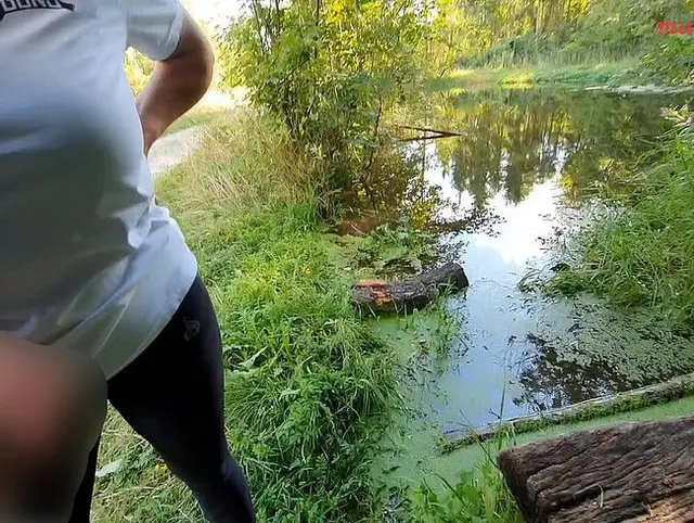 Public Handjob und Blowjob im Wald Amateur Munichgold will Deinen warmen Saft in ihrem Mund