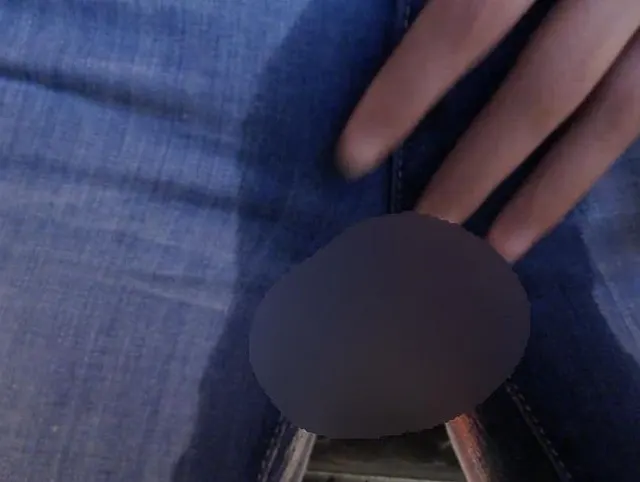 In Jeans pinkeln