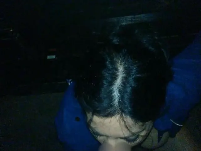 Öffentliche Schande in blauer Lederjacke
