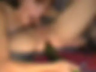 Mit riesen Gurke seinen Arsch gefickt