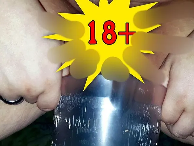 Ich Pisse in ein Messbecher