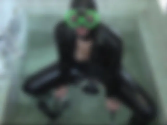 Mach mit bei einem Latexspaß in der Wanne